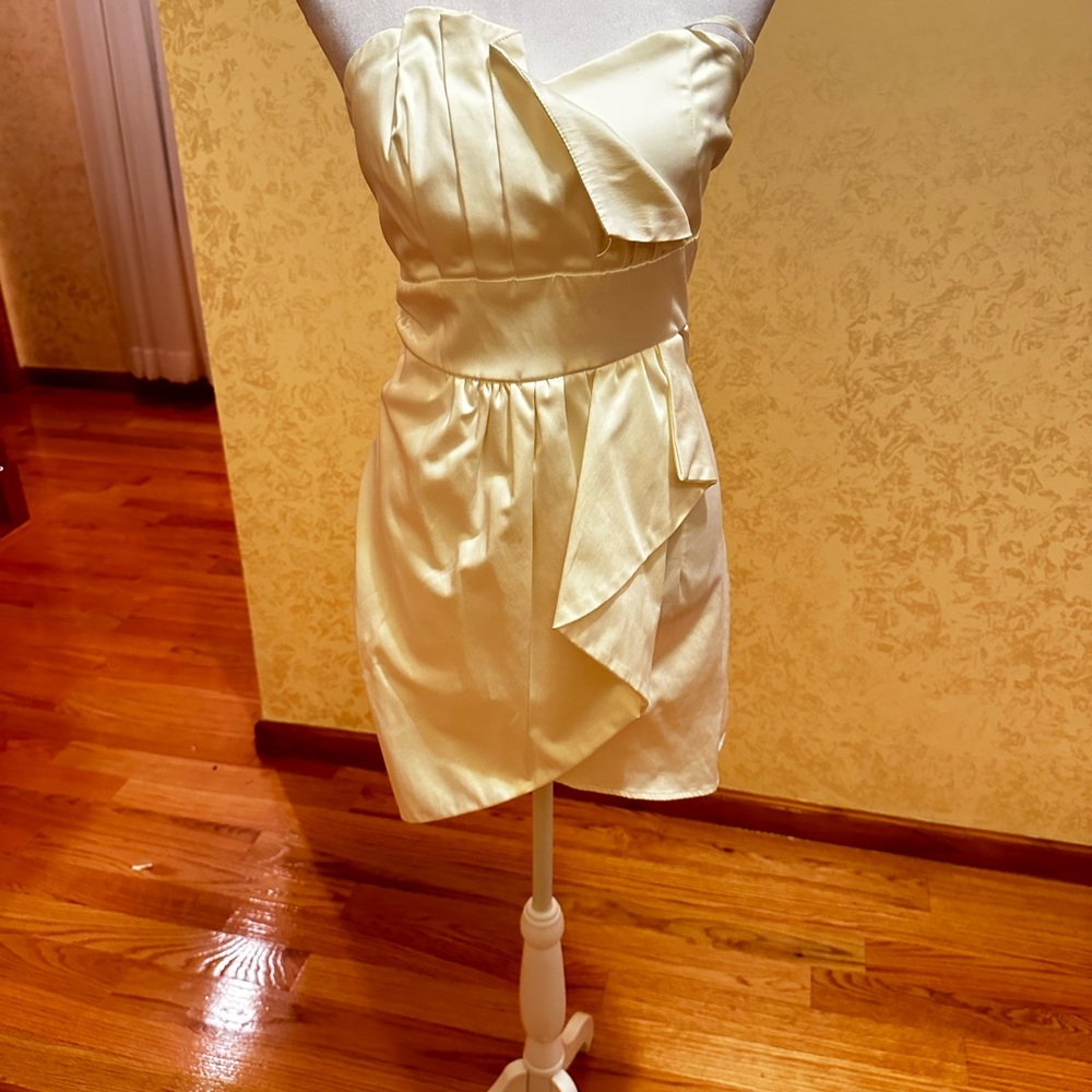 Elegant Cream Strapless Dress